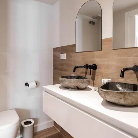 Idyllic And Spacious With Parking - Center By Rems Apartment *